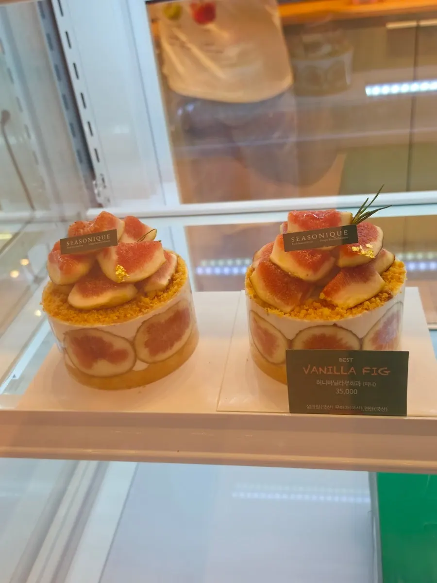 Sijeunikeu fruit cake display