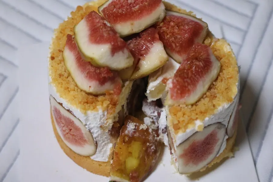 Fig cake topped with edible gold powder