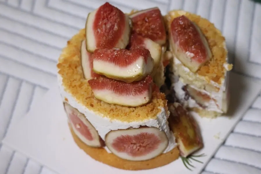 Slice of fig cake that pairs with coffee