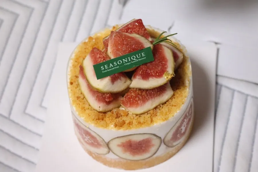 Cake slice with nicely ripened figs