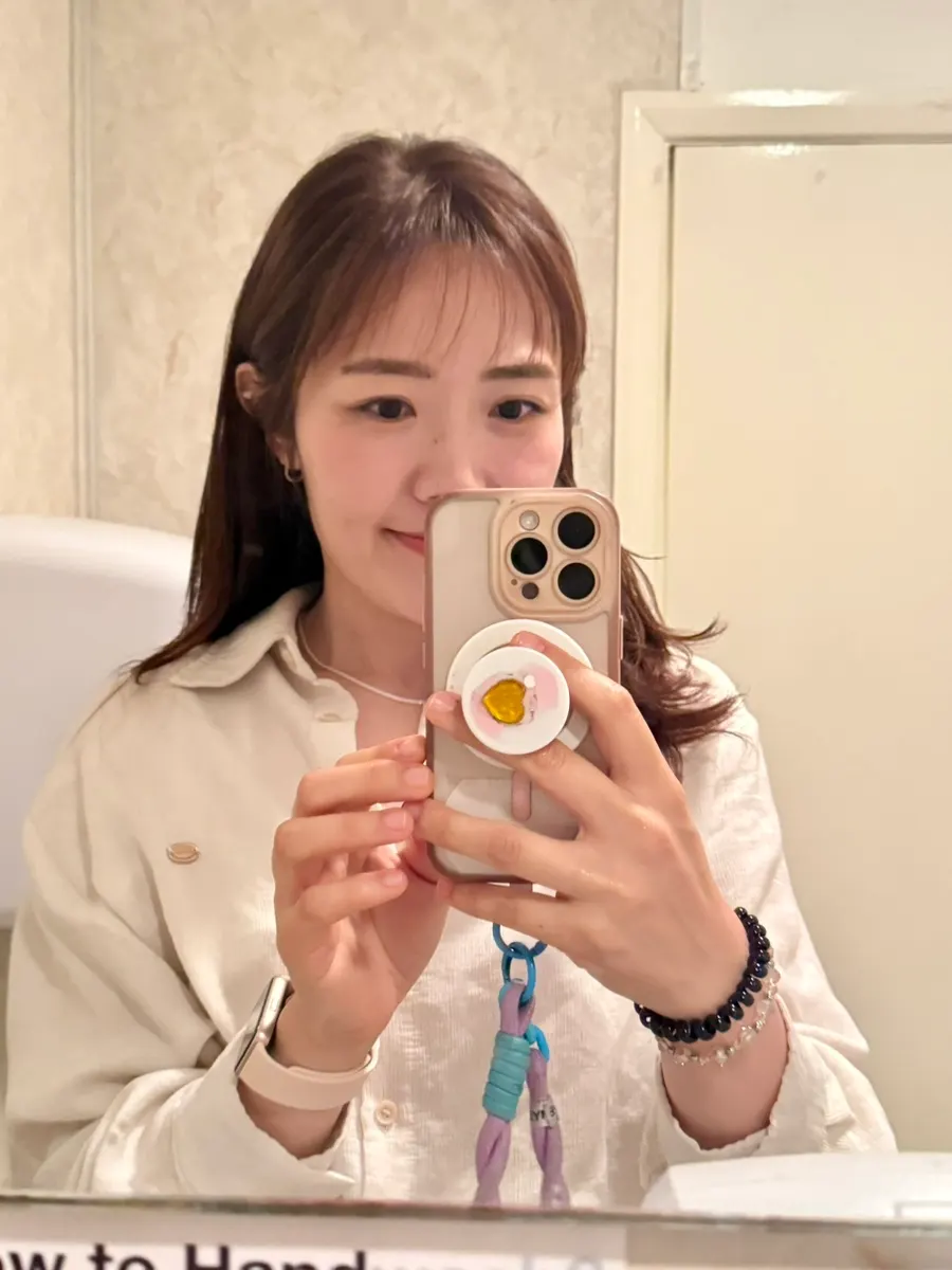 건조한 여행 환경의 스킨케어 장면