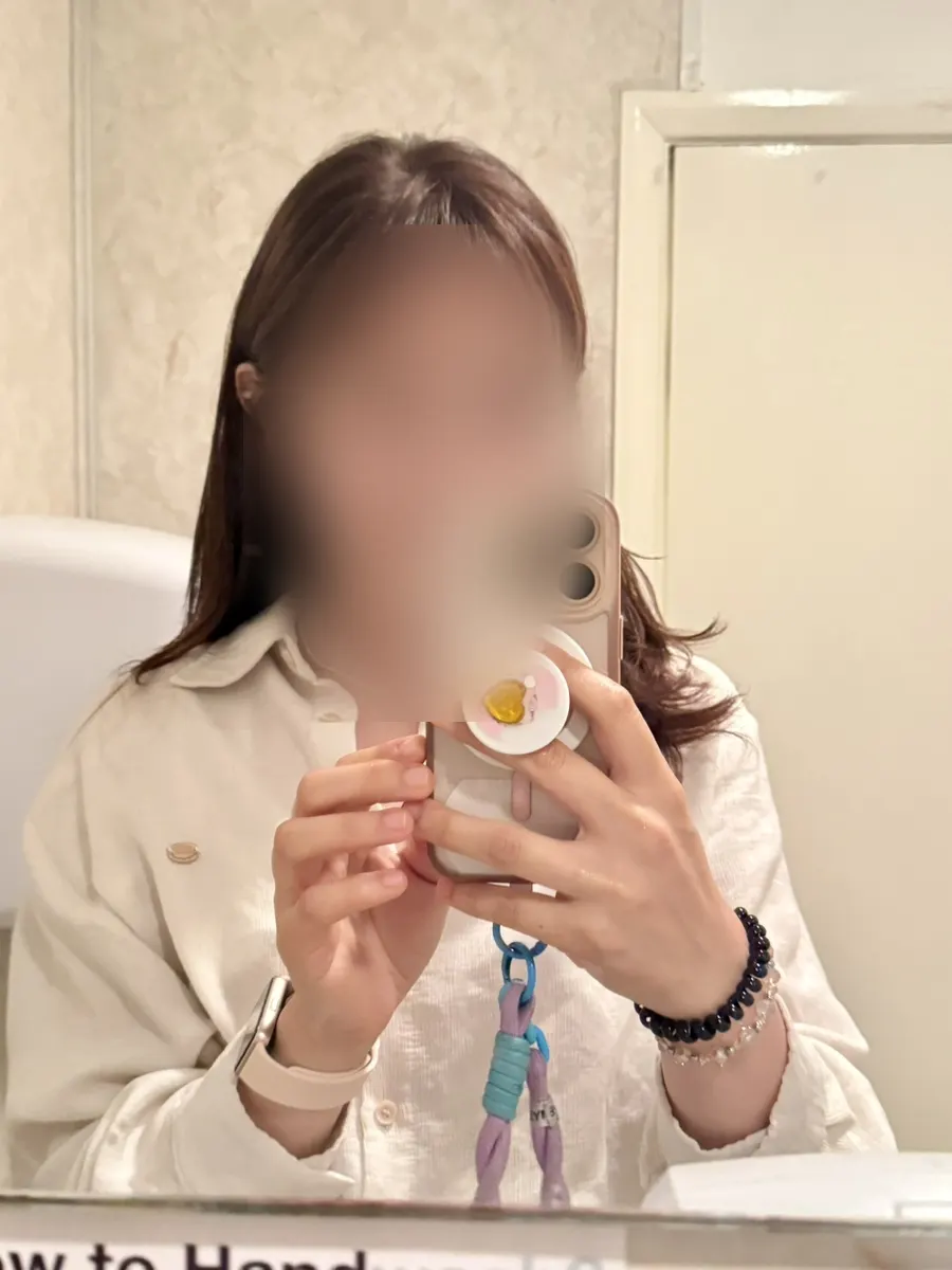 乾燥した旅行環境でのスキンケアシーン