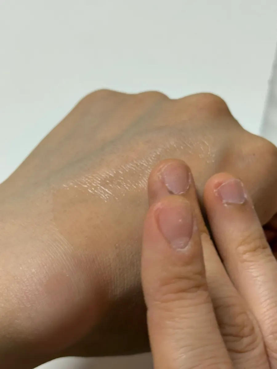 산뜻한 사용감을 표현한 에센스 토너