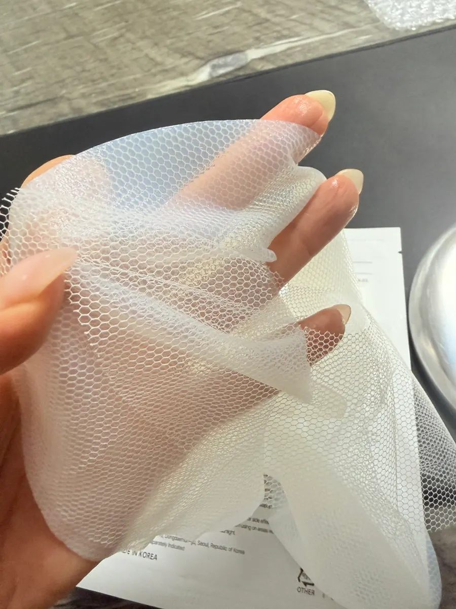 Sebum absorbing patch that differs from a peel-off nose strip
