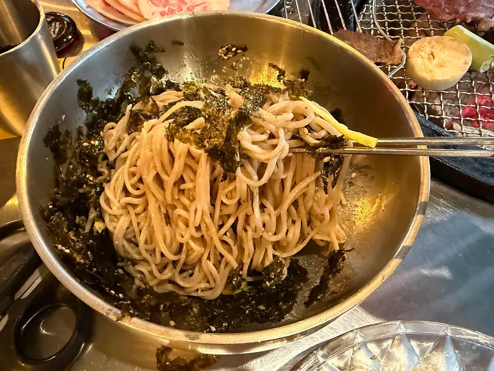 Perilla oil buckwheat noodles topped with seaweed flakes