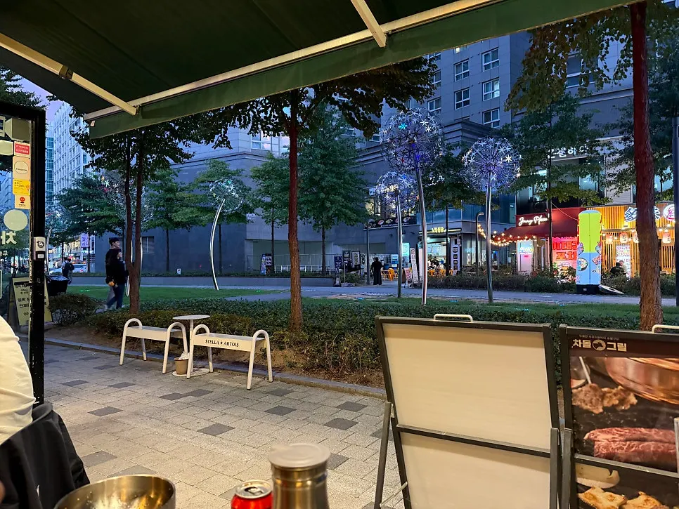 Outdoor table atmosphere facing the park after sunset