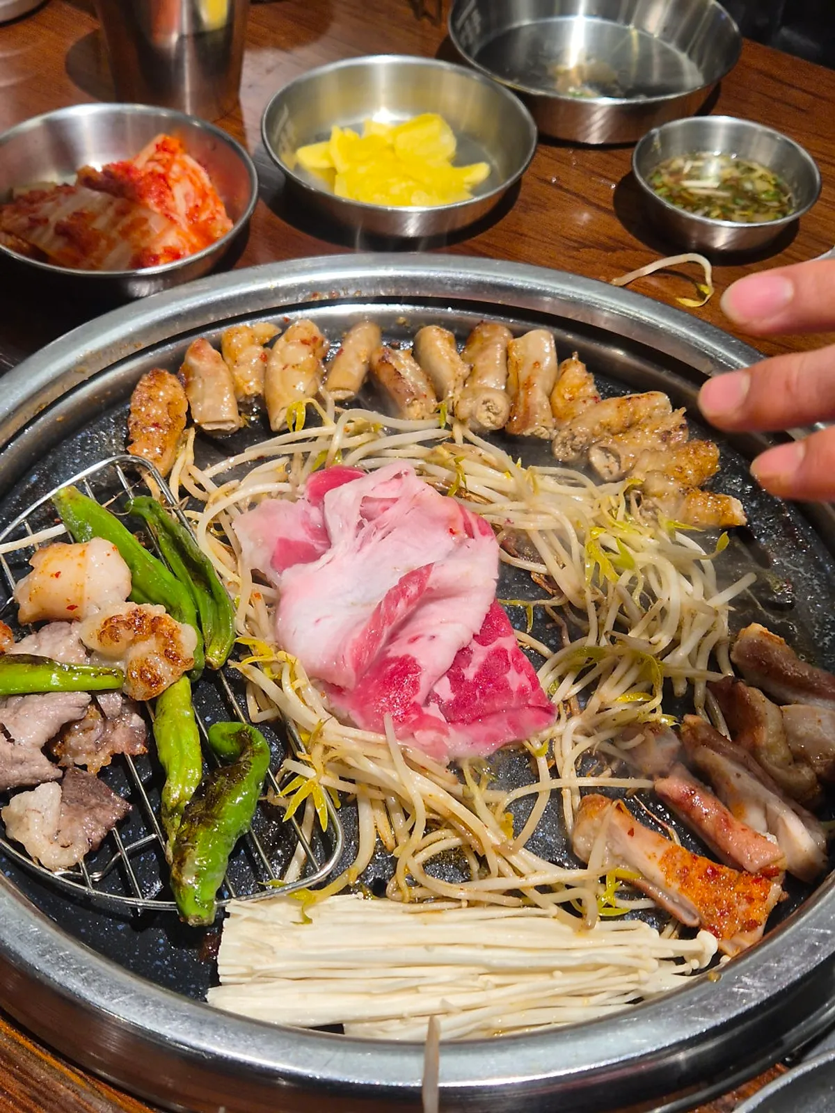 點餐的牛胸肉綜合烤腸套餐與加點烤腸擺盤