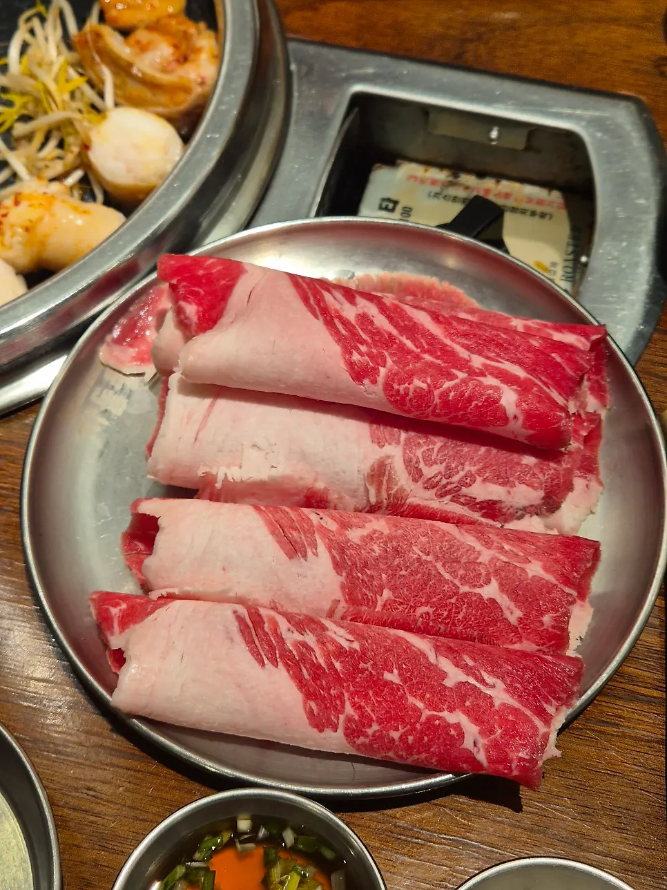 牛胸肉與烤腸組合的綜合套餐