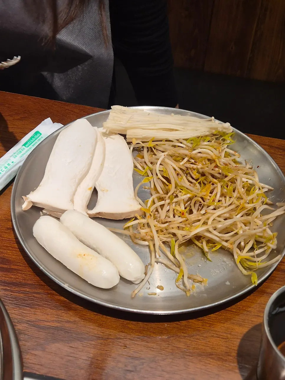 在烤盤上烤著的牛胸肉與烤腸