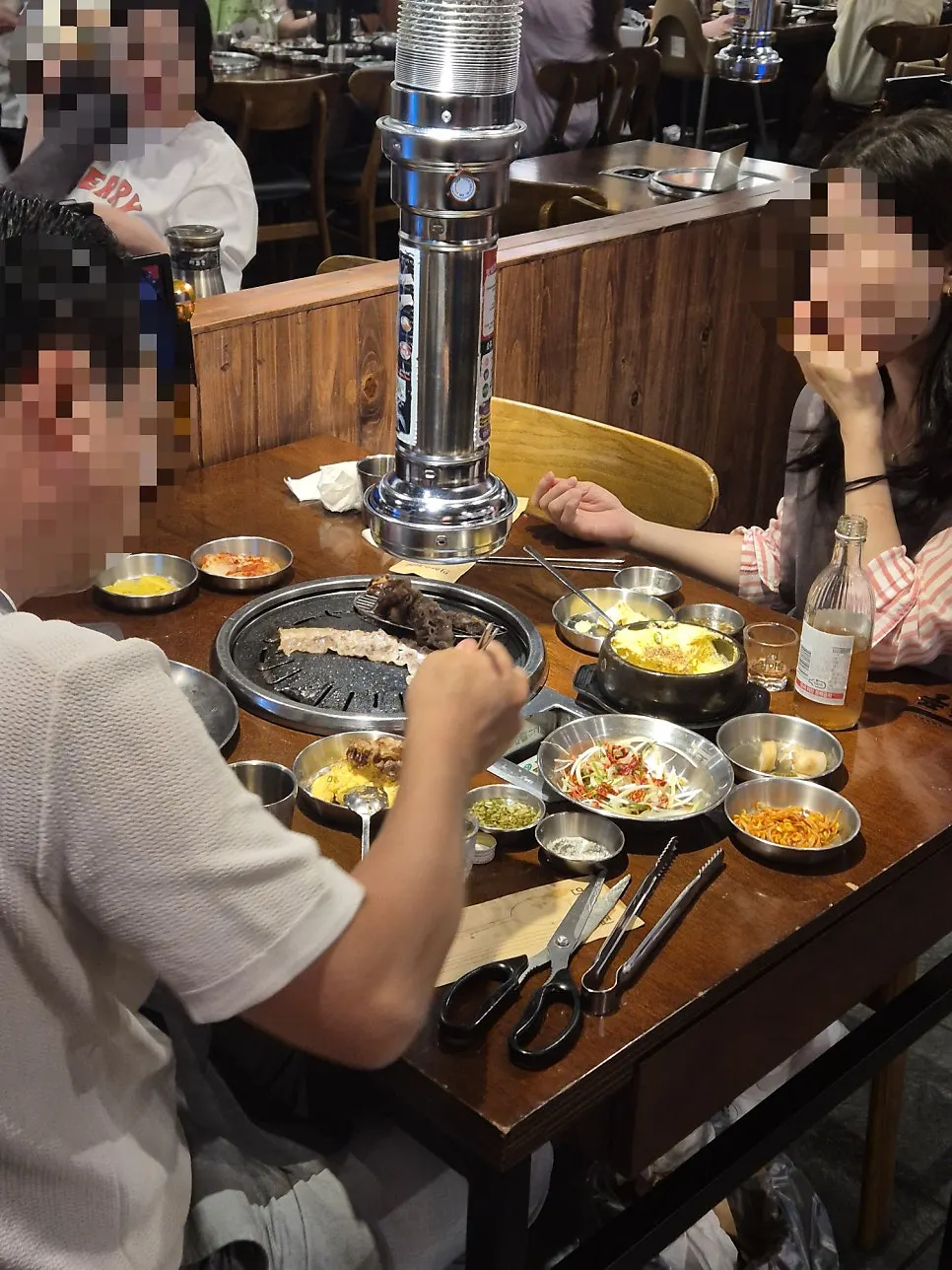 適合家庭外食與聚餐的店內空間