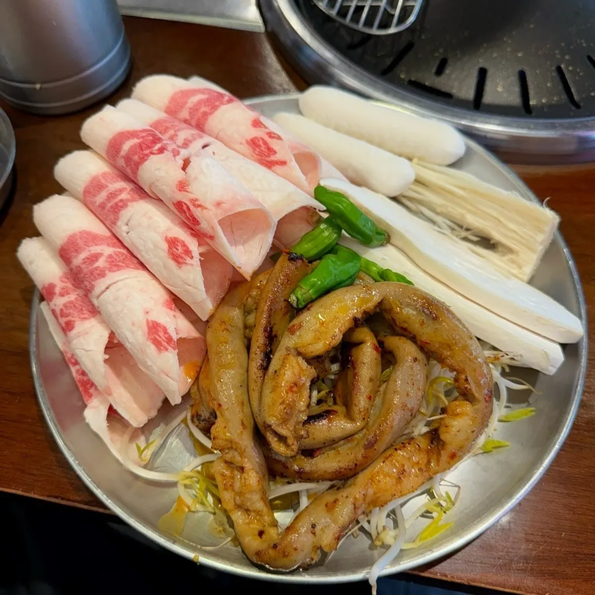 Beef brisket and beef tripe grilling at Chadolpung Dasan Station Branch