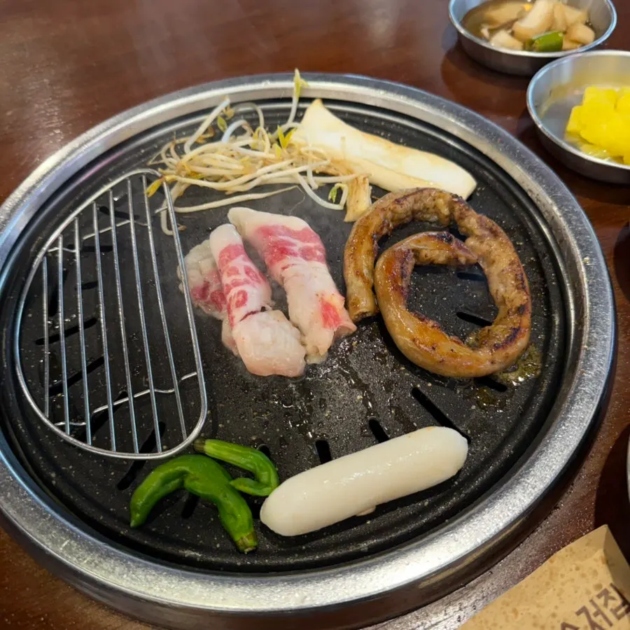 불판에 구워지는 차돌박이와 치즈떡