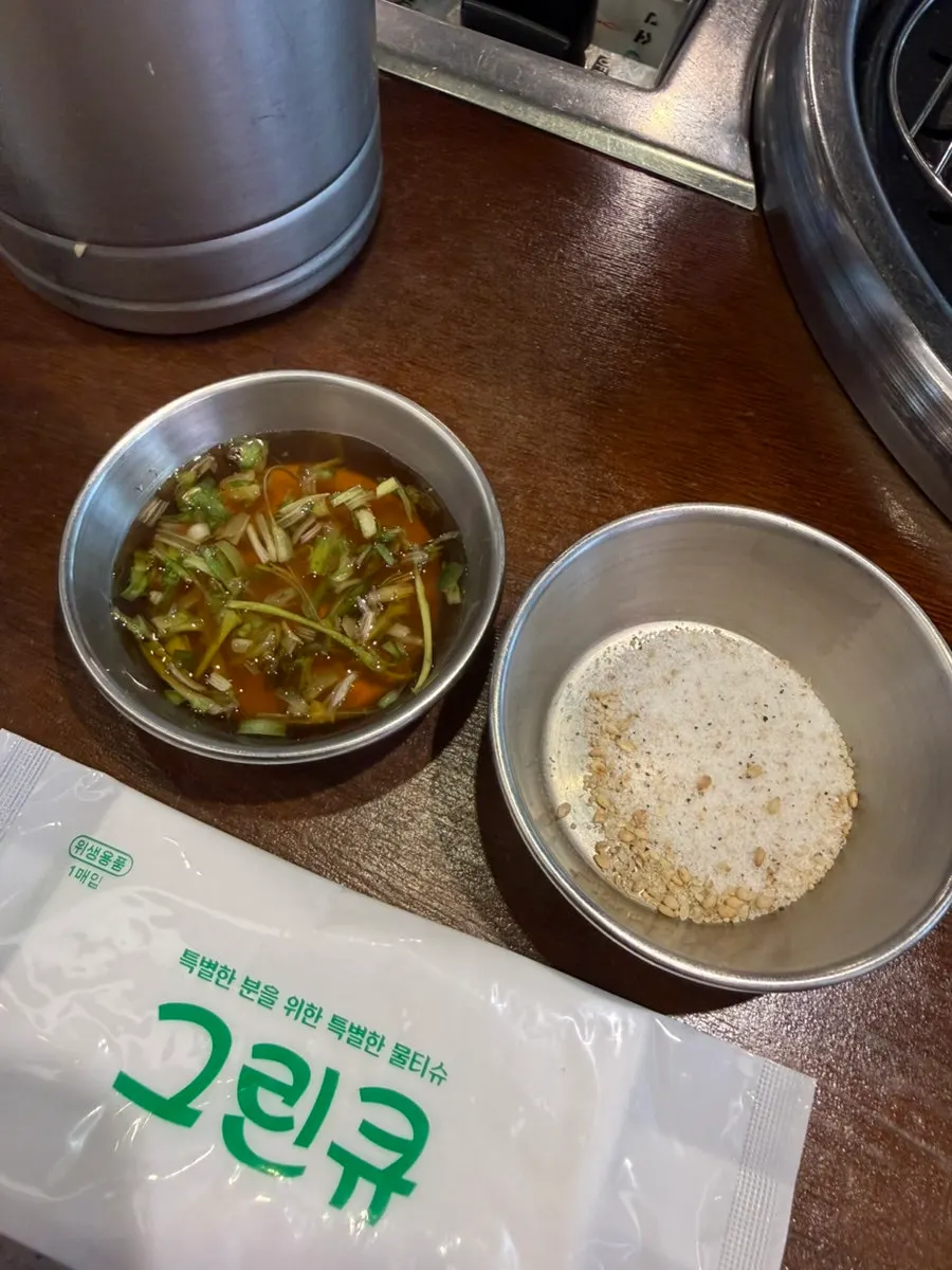 미리 세팅된 간장소스와 소금
