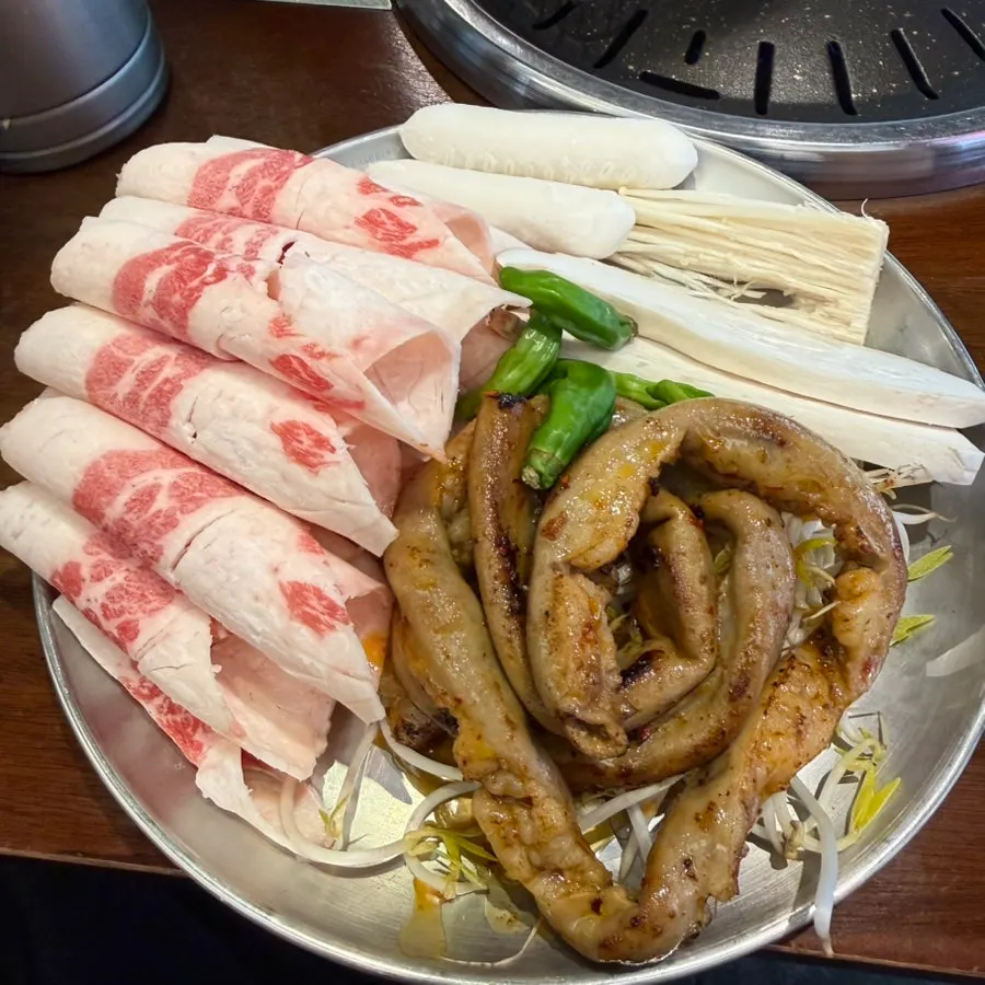 숙주가 함께 나온 소곱창 한 접시