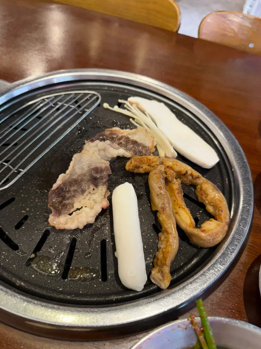 불판에서 바삭하게 익는 소곱창