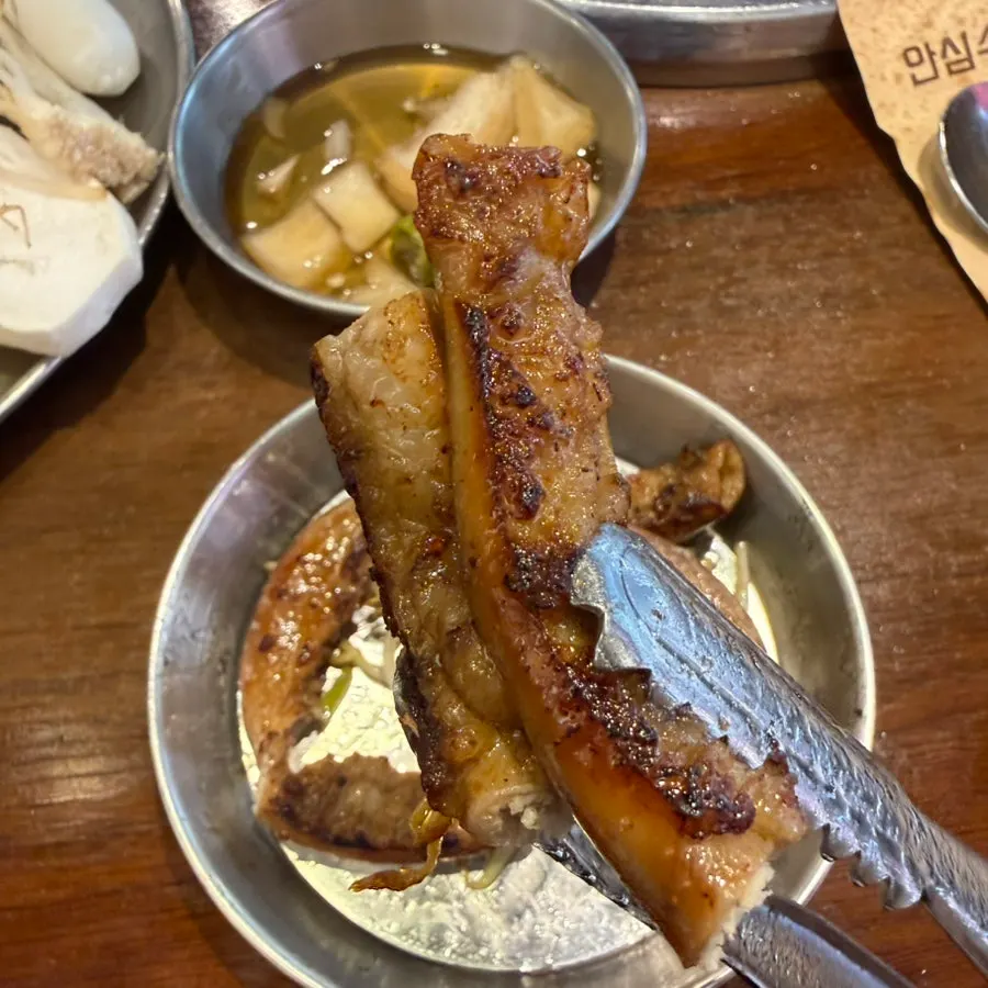 잘라서 구운 소곱창과 숙주