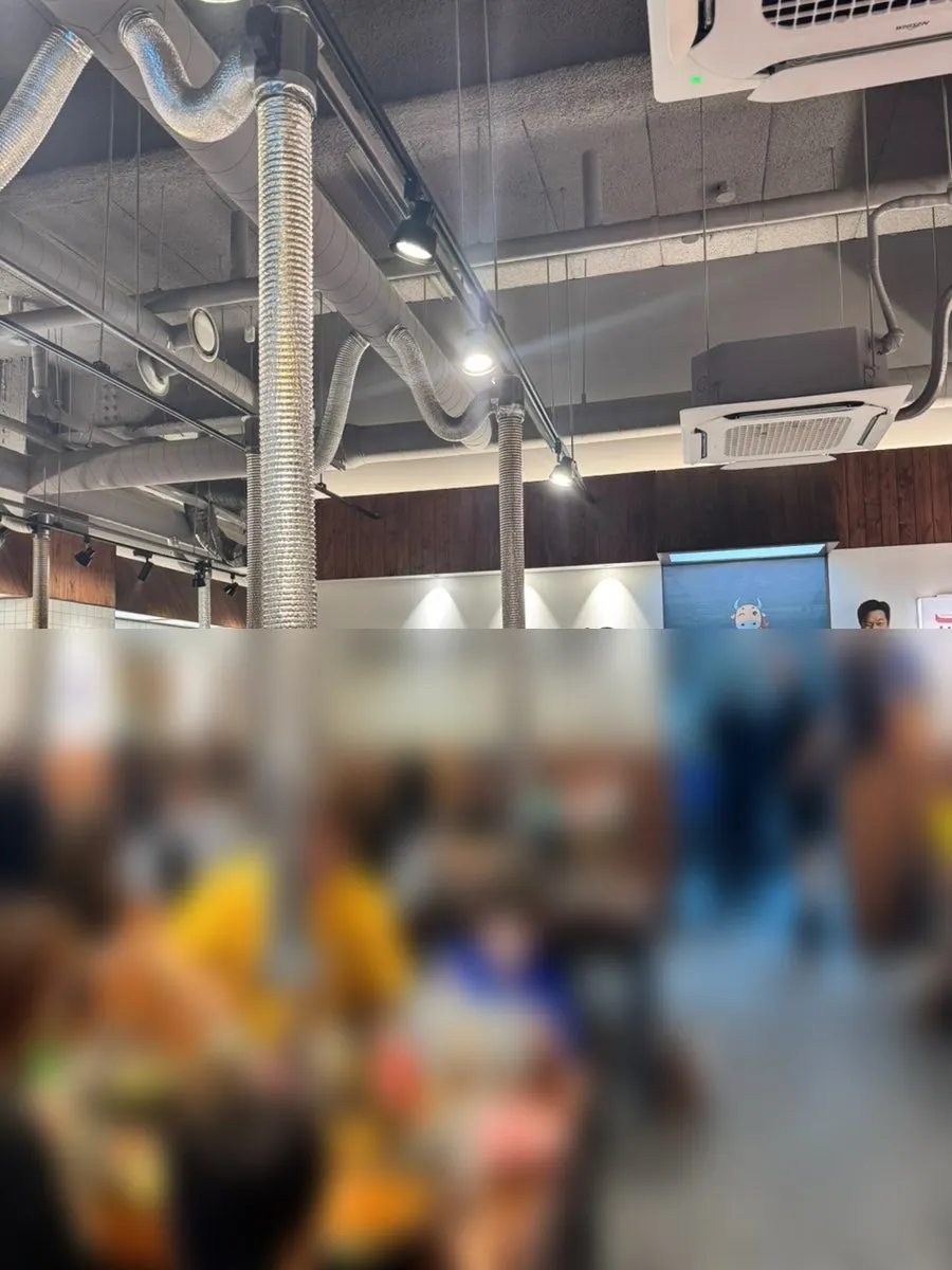 Dining room packed with customers at Chadolpung Dasan Station Branch