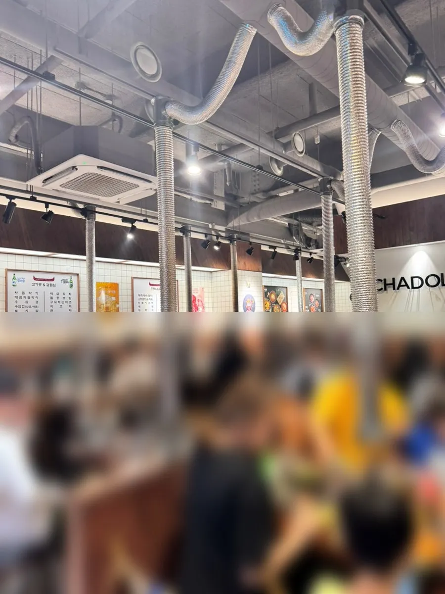 Table and grill seating at Chadolpung Dasan Station Branch