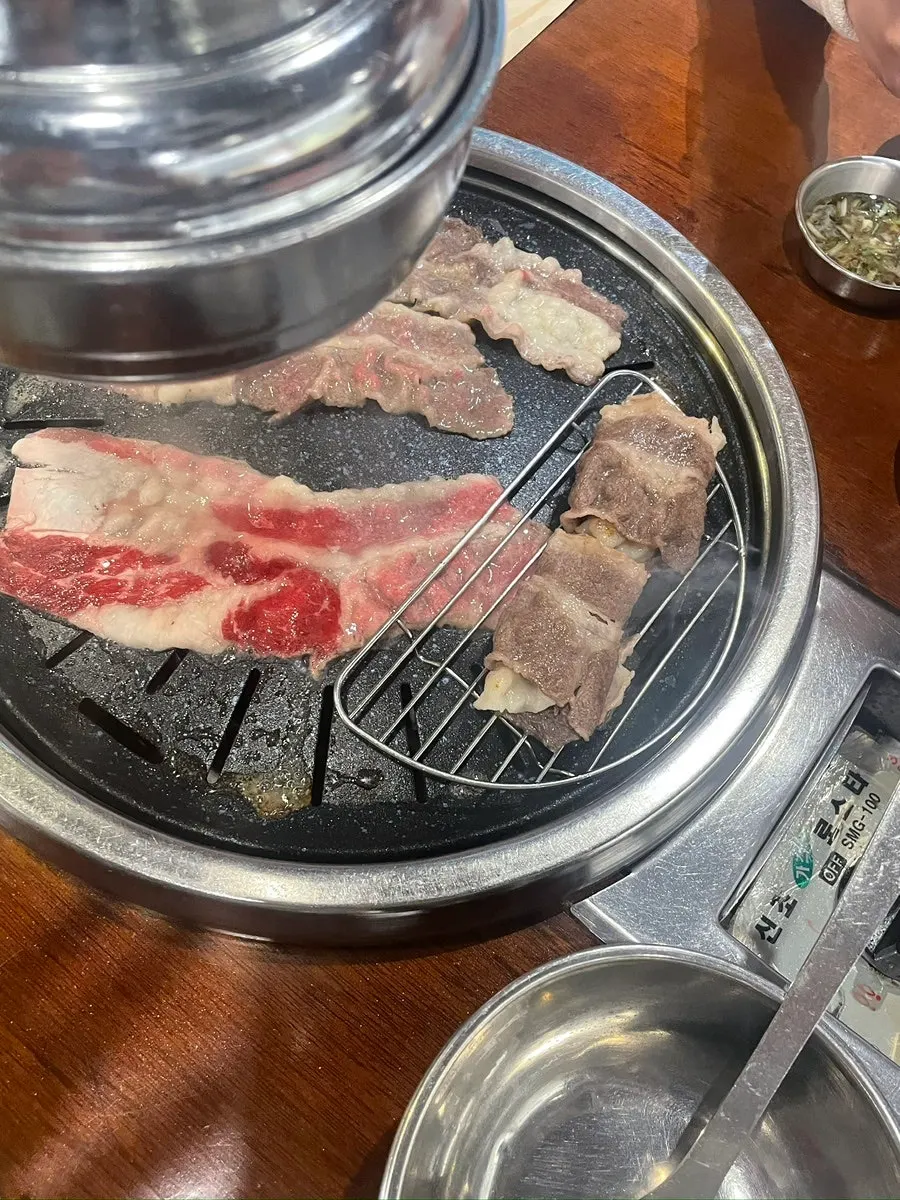 Woo samgyeop grilling on the tabletop grill at Chadolpung