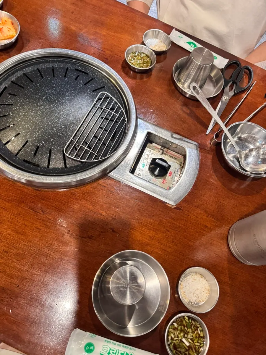 Soy sauce and salt served alongside the woo samgyeop
