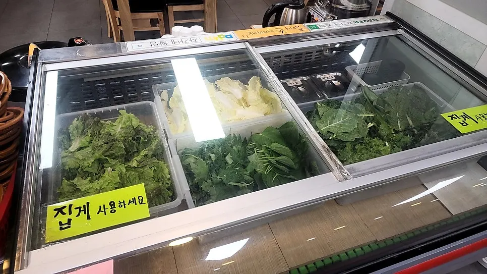 상 가득 차려진 기본 찬과 쌈채소