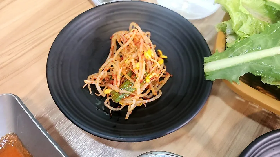 싱싱한 상추와 깻잎 모둠 쌈채소