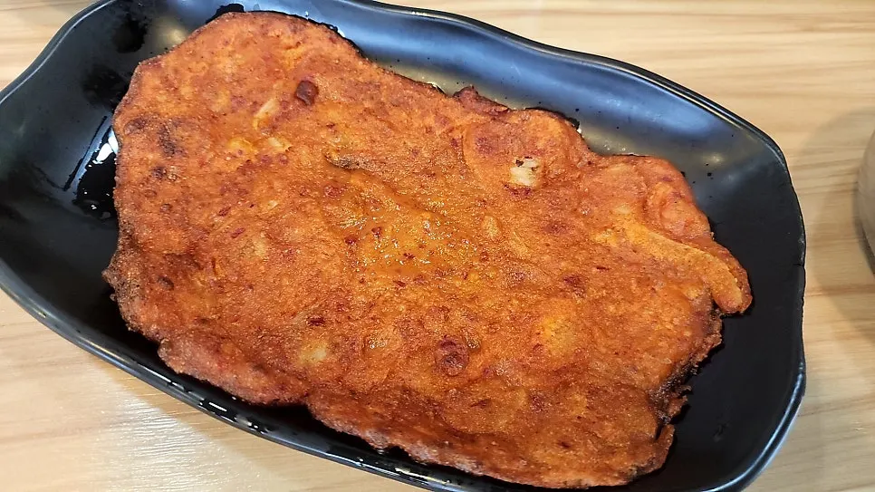 정갈하게 담긴 밑반찬 접시