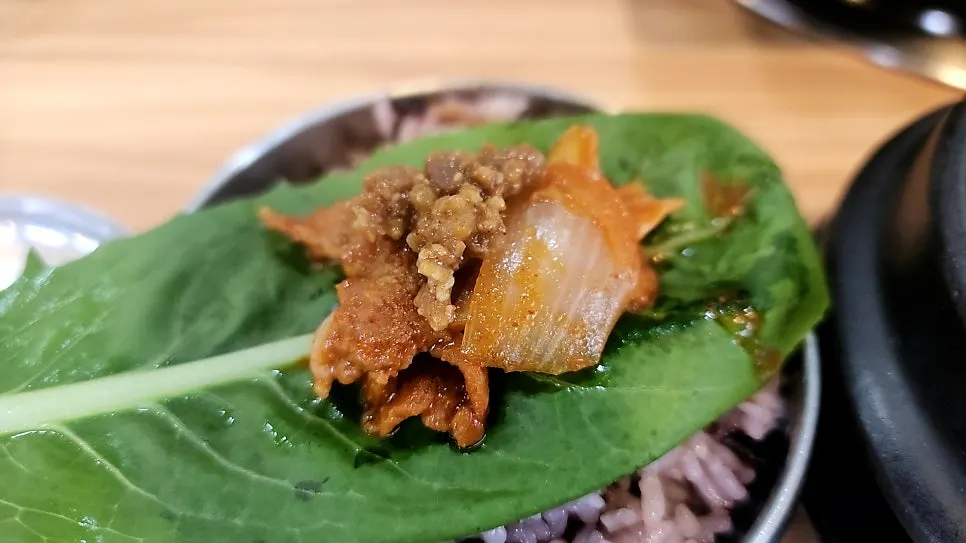 철판에 담겨 나온 제육볶음