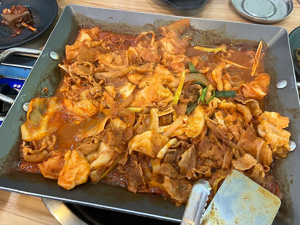 약불로 더 졸여 색이 짙어진 제육볶음