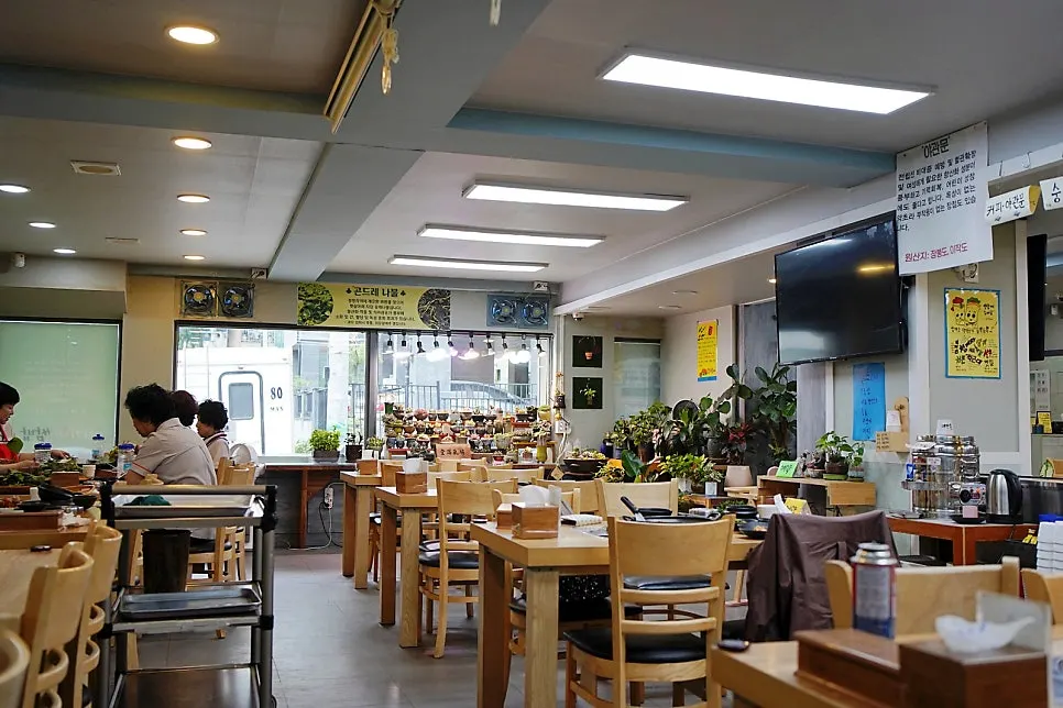 Interior of Chagane Ssam Bap with many tables