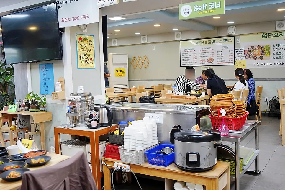 View of the seating area at Chagane Ssam Bap