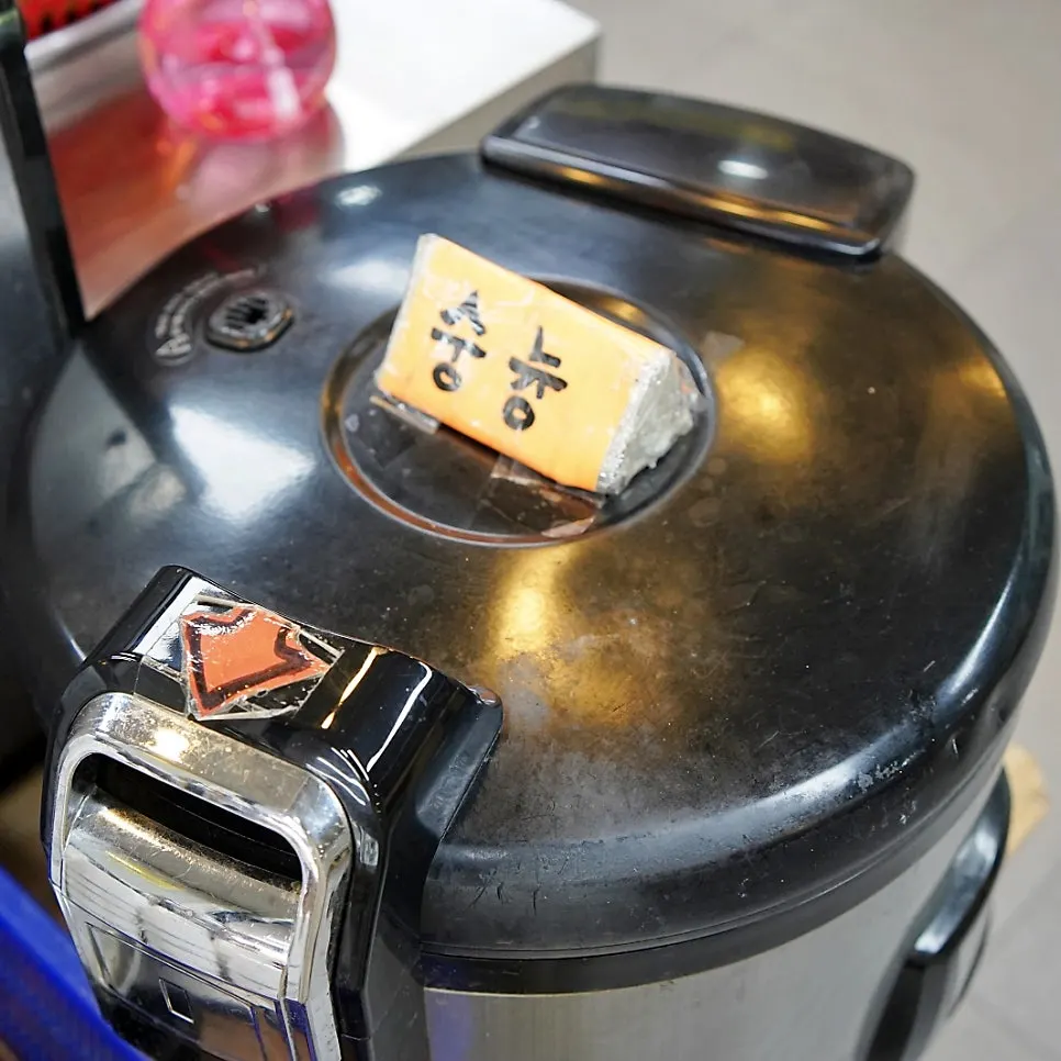 Self-service station for water and sungnyung