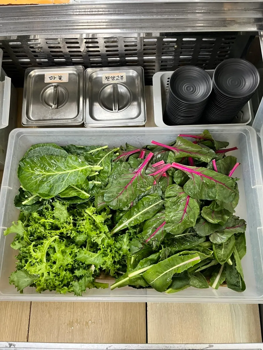 Self-serve wrap vegetable station