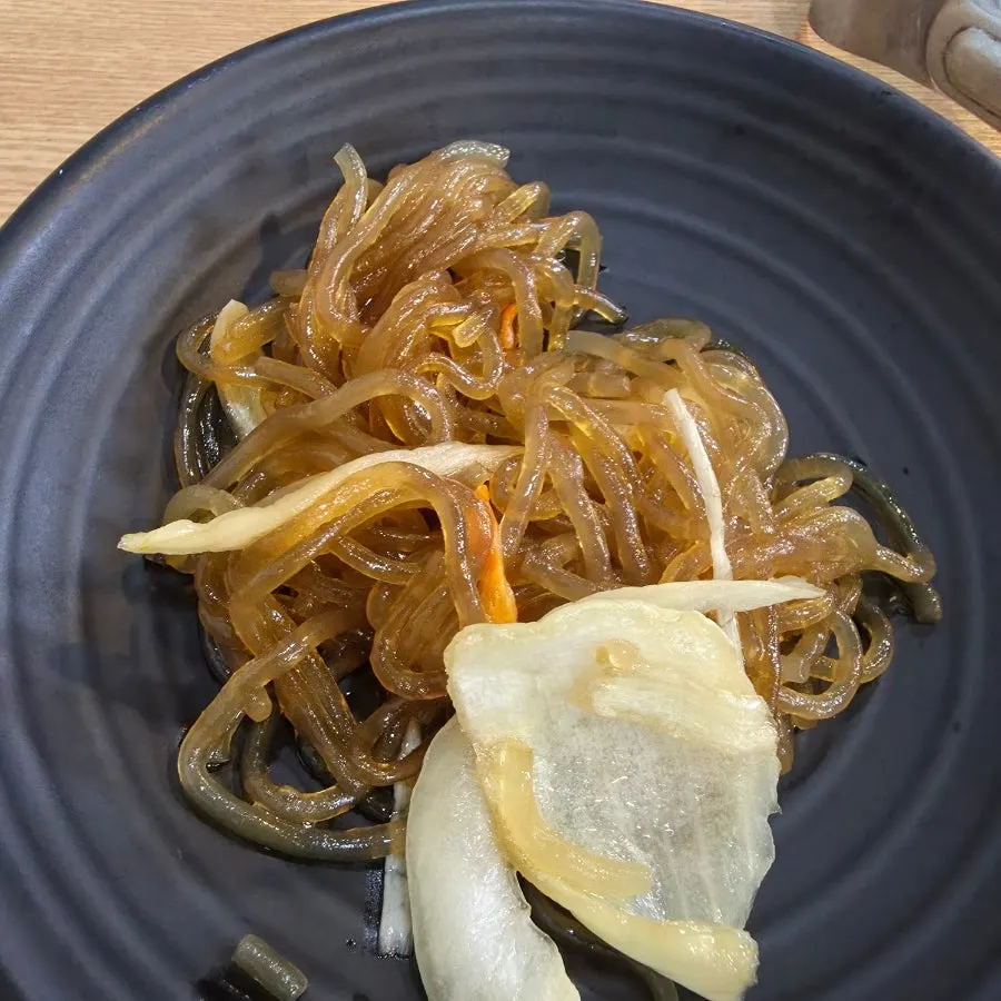 차가네쌈밥 밑반찬 접시 클로즈업