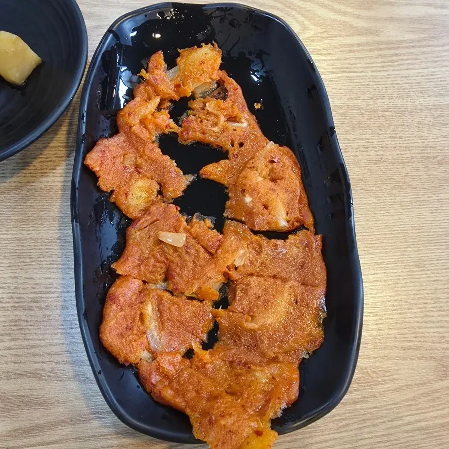 작은 종지에 담긴 밑반찬