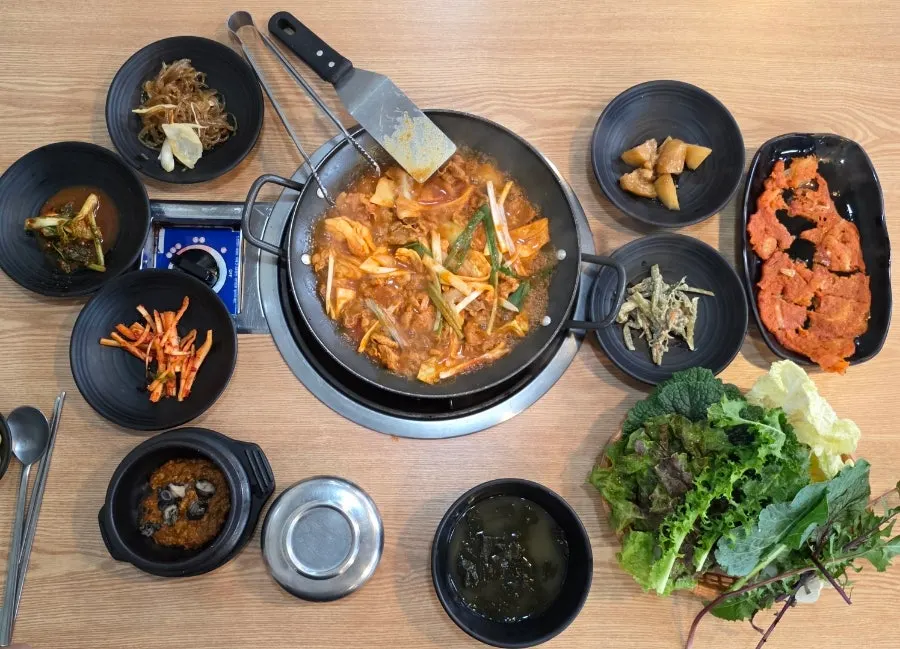 쌈 위에 올린 따뜻한 제육과 마늘