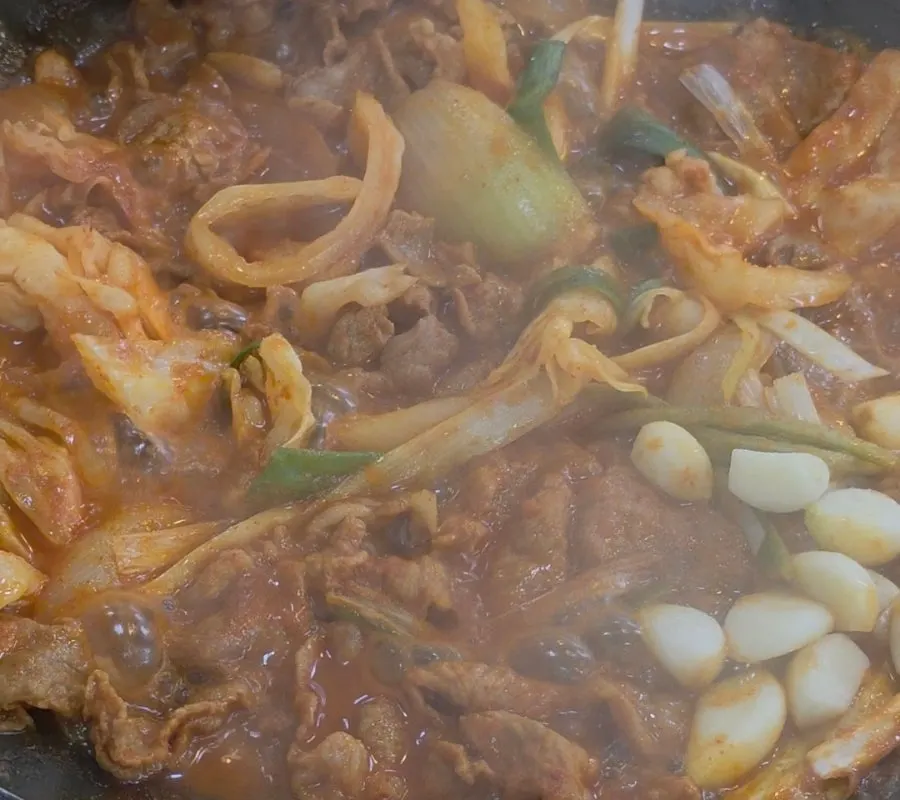 메인으로 나온 제육 접시