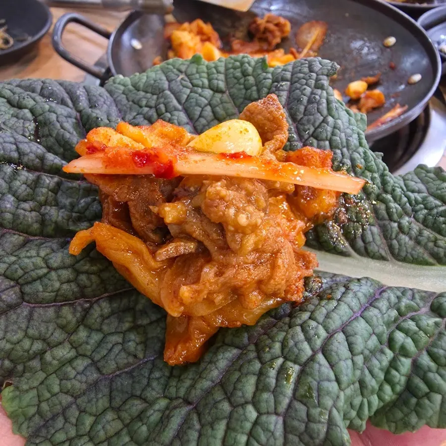 우렁 된장 쌈장을 올린 쌈