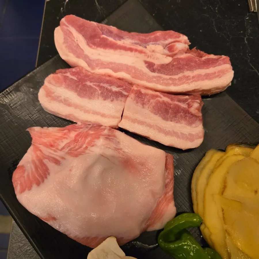 접시에 담긴 보성녹돈 참삼겹살 생고기