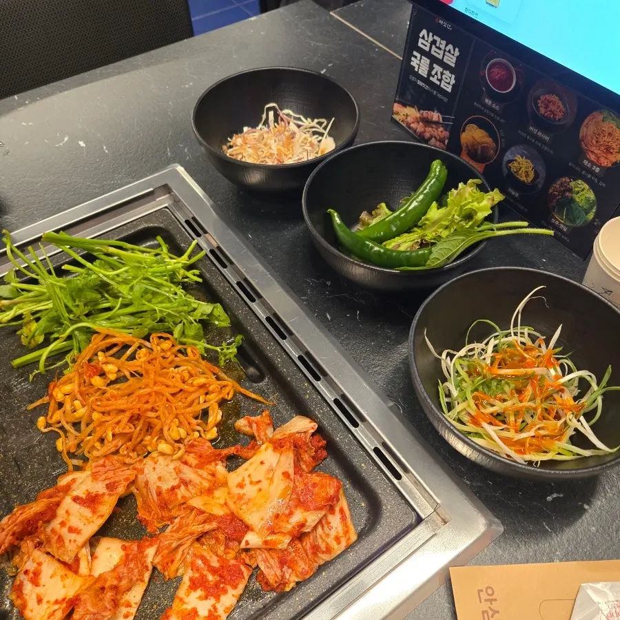 정갈하게 차려진 기본 반찬 상차림