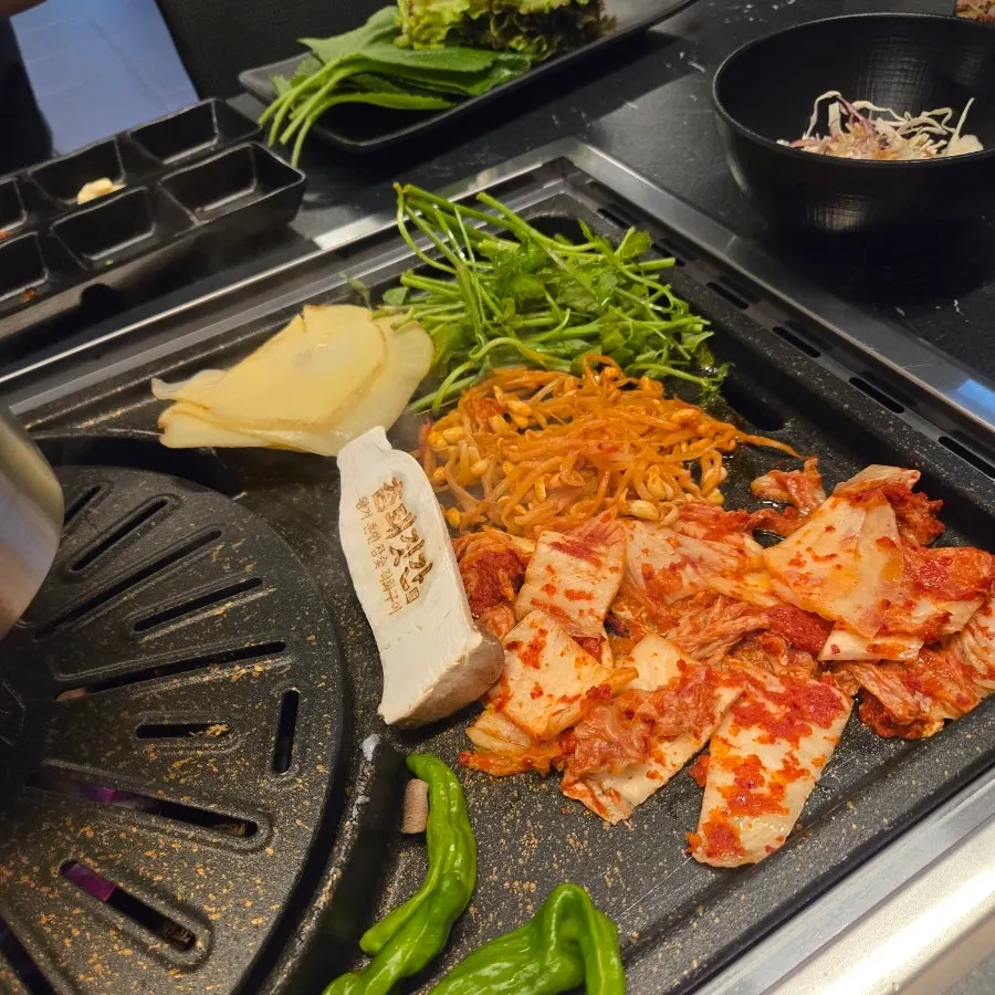불판에서 함께 구운 김치와 꽈리고추