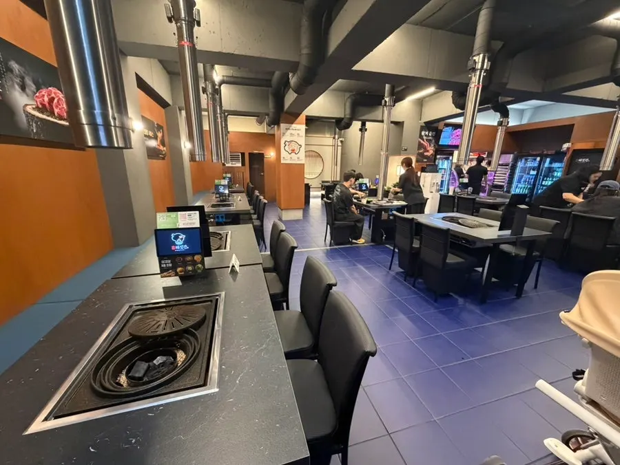 Seating and lighting at Cham Dwaejitgan Dujeong Branch