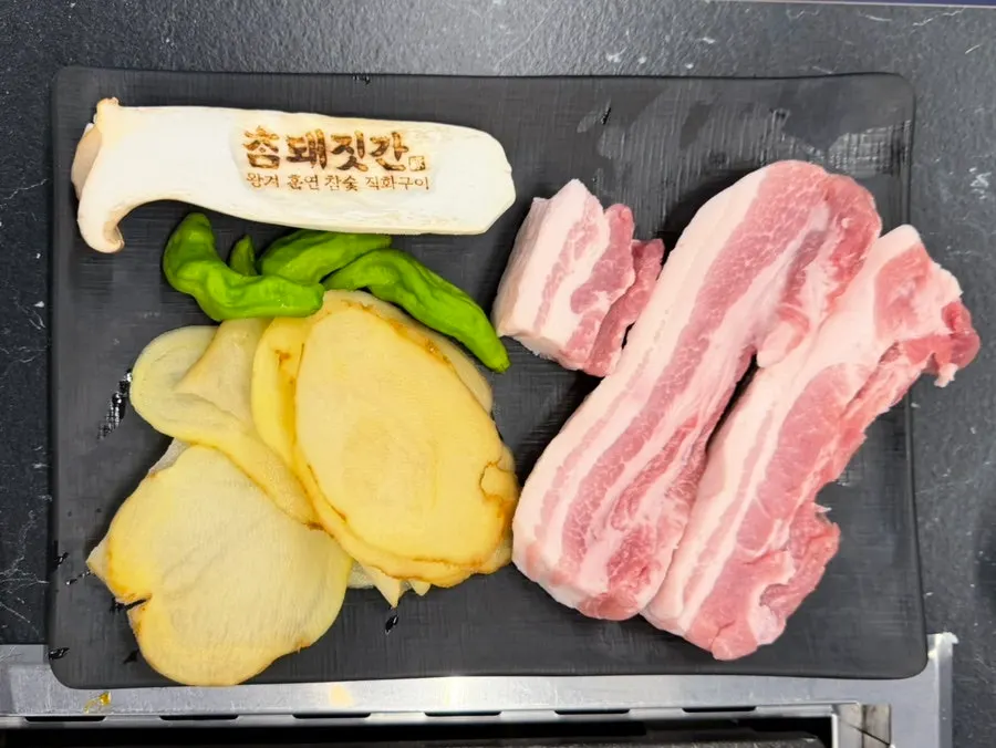 Plate of raw Boseong green pork jinsam samgyeopsal ordered