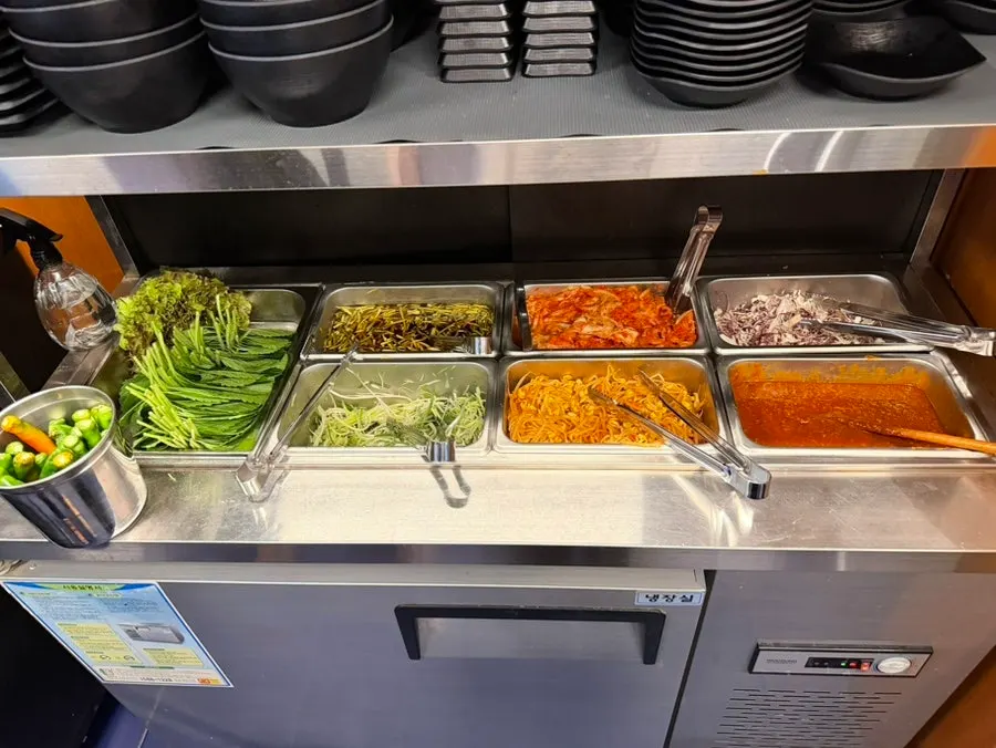 Self-serve bar with refillable perilla leaves and vegetables