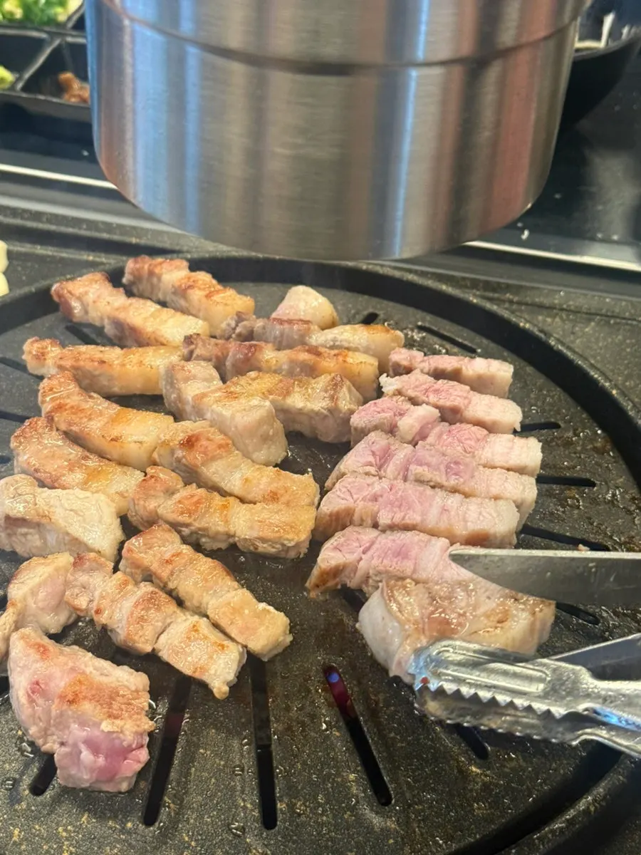 두툼한 두께의 삼겹살