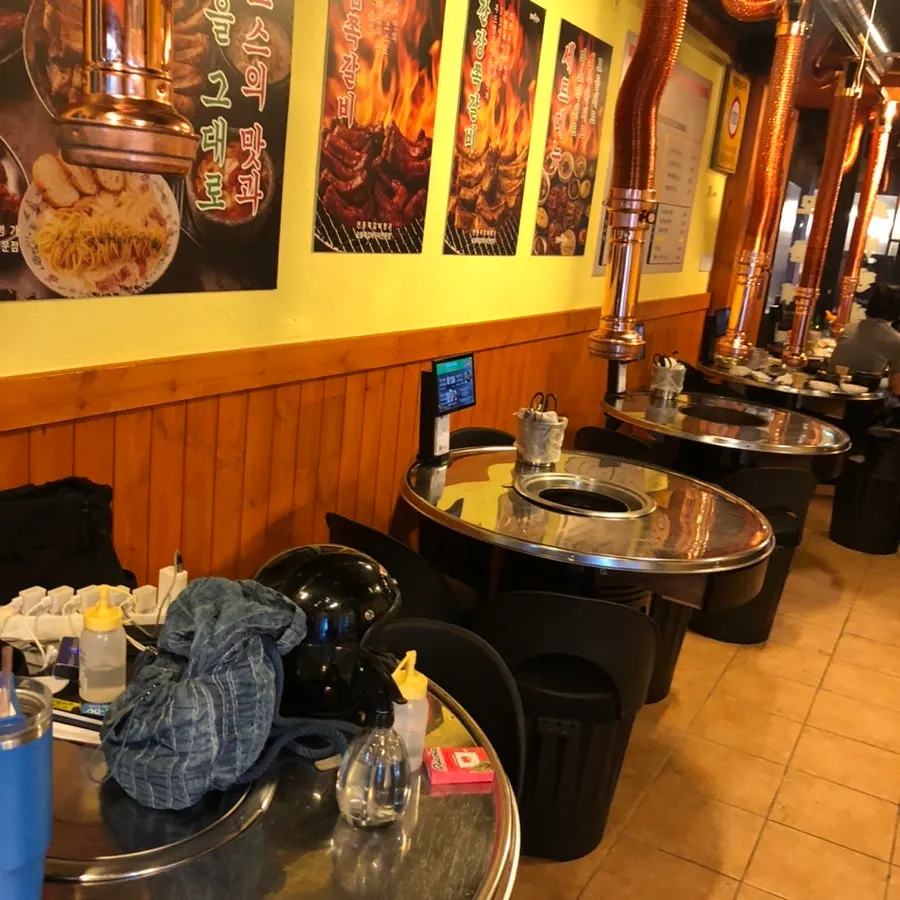 Spaciously arranged tables inside Champpoppo Jjokgalbi