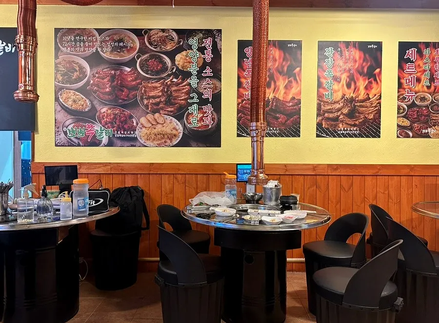 레트로 포차 감성으로 꾸민 참뽀뽀쪽갈비 합정점 내부