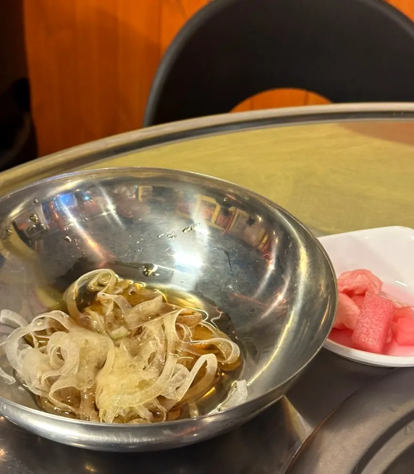 기본 찬으로 나온 따끈한 닭죽