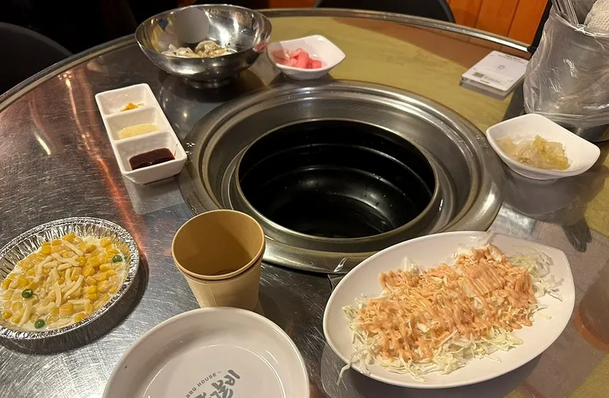화로 위에 올려둔 콘치즈와 감자