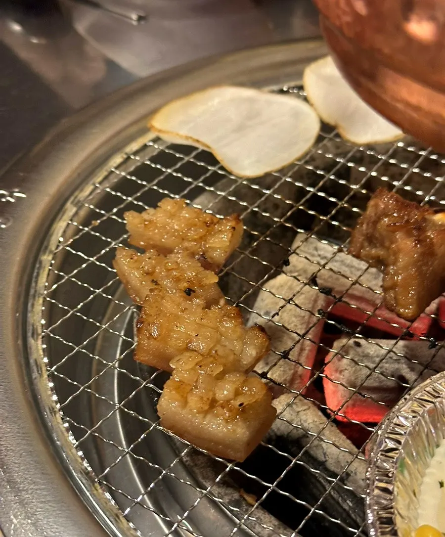 화로에서 구워지는 벌집껍데기